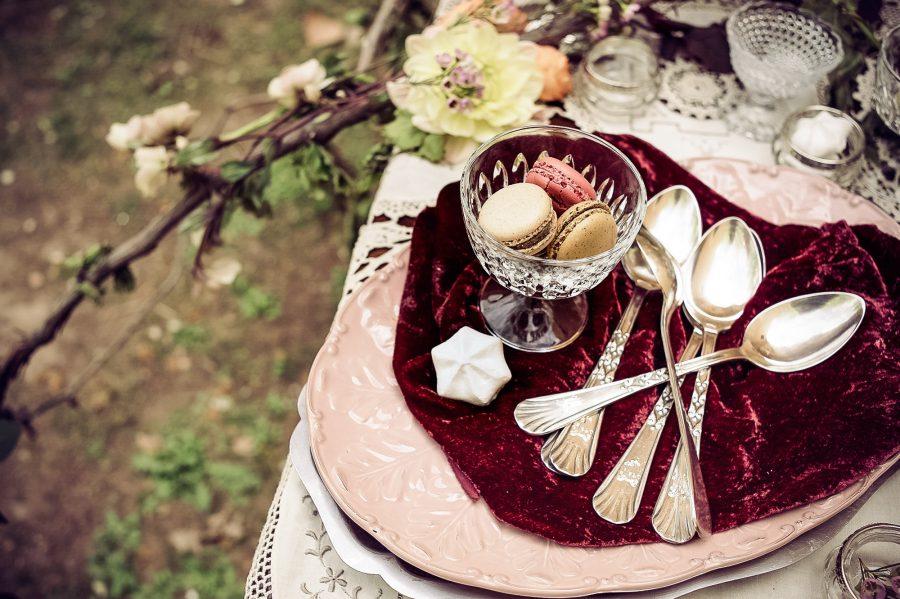 mesa de boda, decoración de mesa, banquete de boda, romántica, texturas, lujo, vintage, decadencia, detalles, deco, vajilla, delicatessen, flor, macarons, terciopelo, contraste