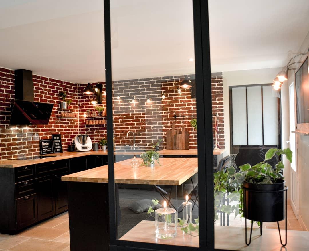 Los acabados negros de esta cocina estilo industrial, realzan los contrastes.