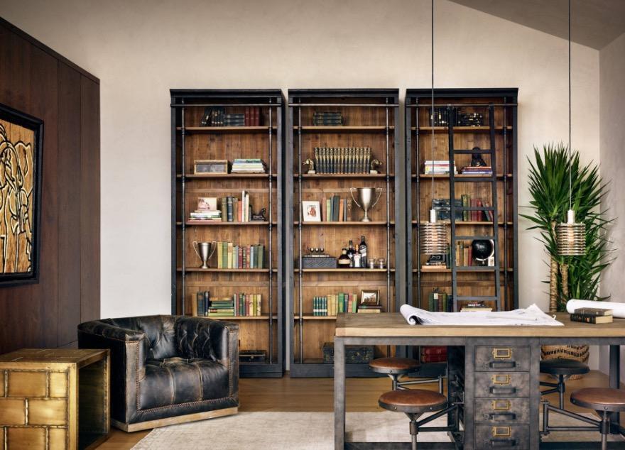 Oficina con decoración industrial. Los sillones de cuero y el escritorio restaurado son elementos vintage.