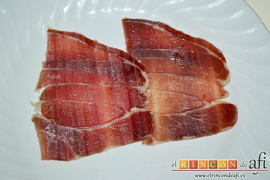 Crema de puerros y apio con crujiente de jamón, poner las lonchas de jamón en un plato
