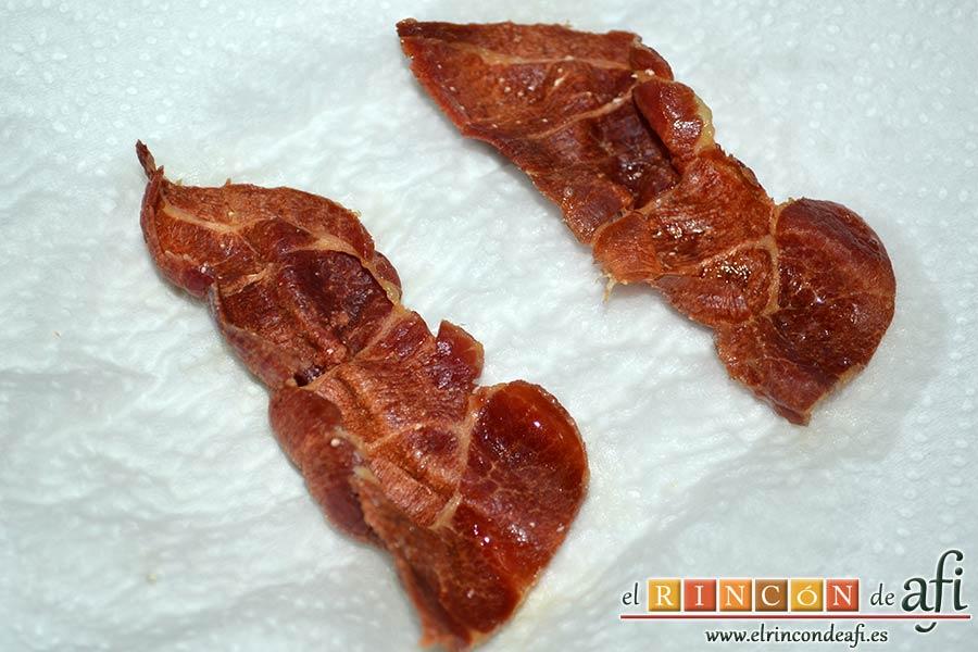 Crema de puerros y apio con crujiente de jamón, cubrirlo con papel de cocina y meterlo un minuto en el microondas a la máxima potencia