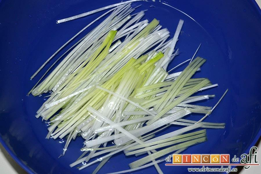 Crema de puerros y apio con crujiente de jamón, cortar bastoncitos de puerro muy finos y ponerlos en agua fría