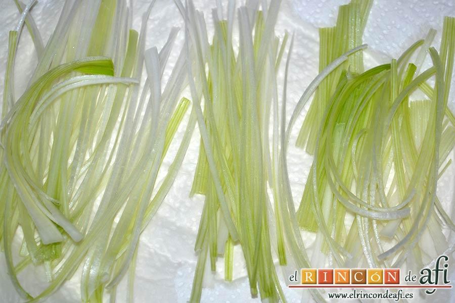 Crema de puerros y apio con crujiente de jamón, escurrirlos y secarlos con papel de cocina