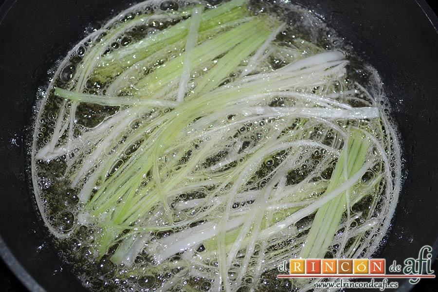 Crema de puerros y apio con crujiente de jamón, freírlos en aceite de girasol