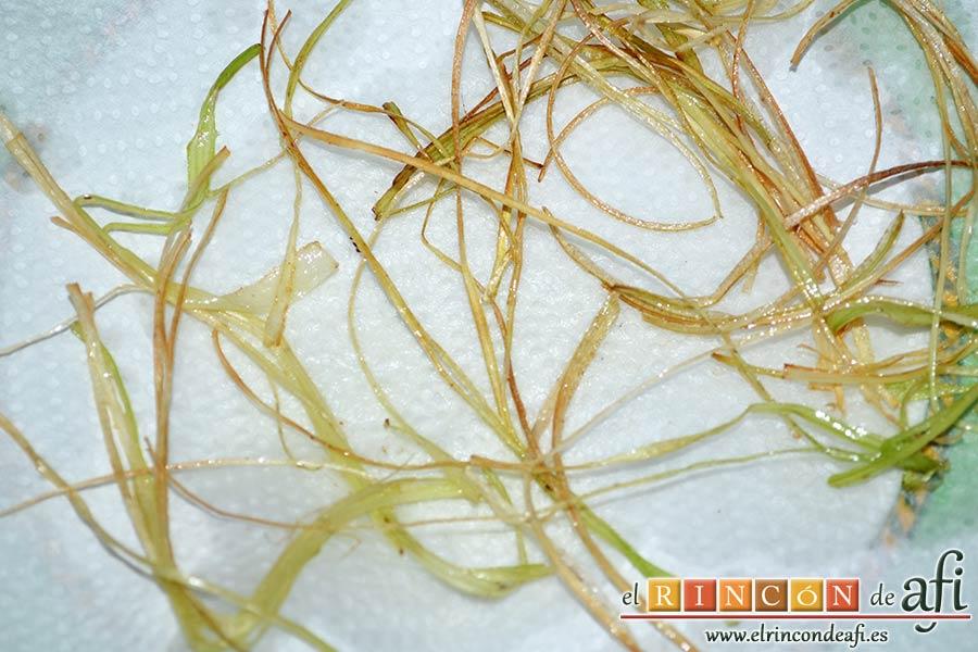 Crema de puerros y apio con crujiente de jamón, pasarlos a un papel de cocina para retirar el exceso de grasa