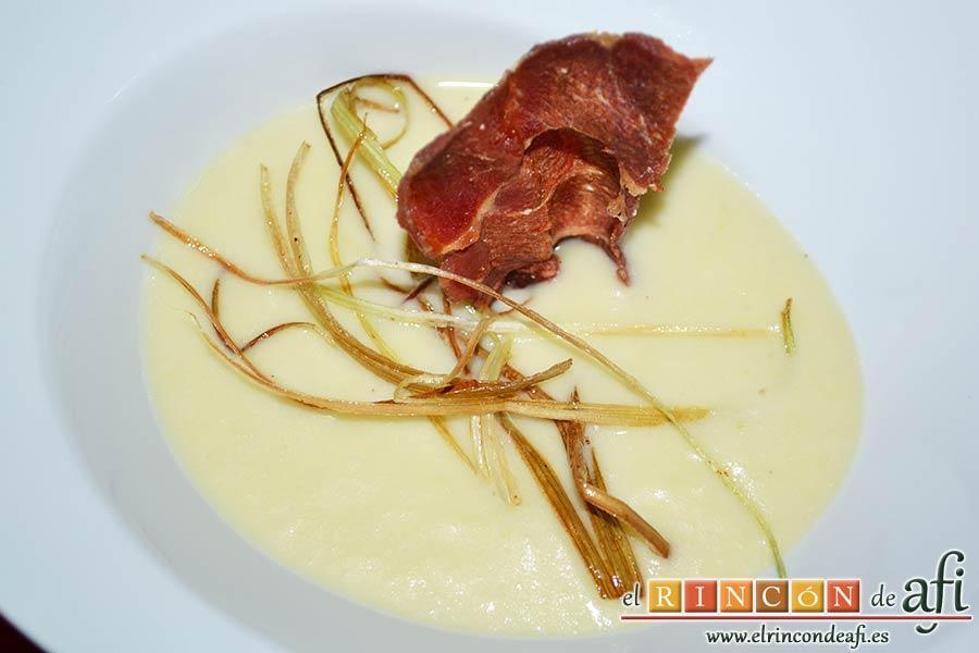Crema de puerros y apio con crujiente de jamón, sugerencia de presentación