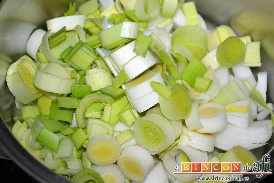 Crema de puerros y apio con crujiente de jamón, trocear los puerros y la cebolla y ponerlos en un caldero con aceite de oliva
