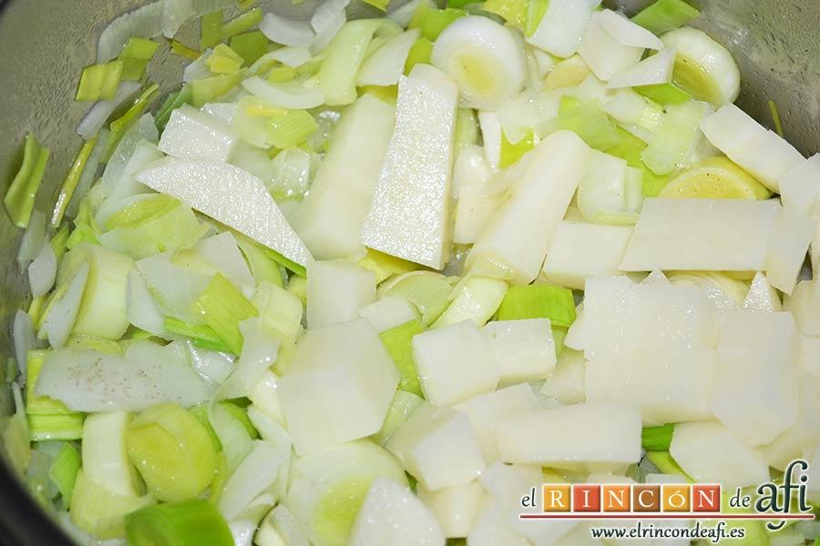 Crema de puerros y apio con crujiente de jamón, rehogar e incorporar las papas peladas y troceadas