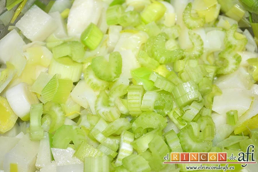Crema de puerros y apio con crujiente de jamón, retirar las hebras del apio, trocearlo y añadirlo