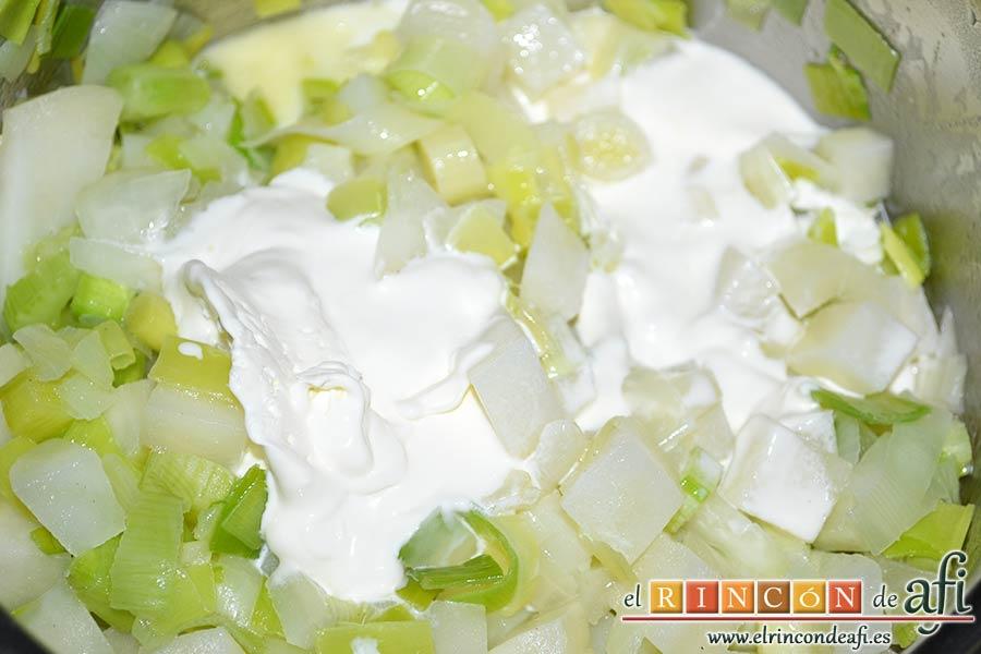 Crema de puerros y apio con crujiente de jamón, verter la nata (crema de leche)