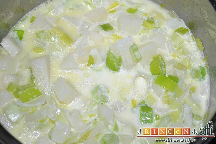 Crema de puerros y apio con crujiente de jamón, añadir la leche