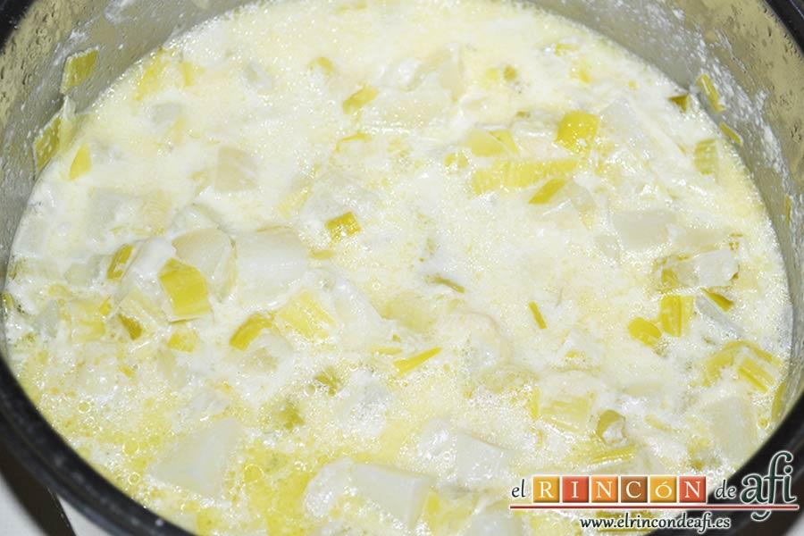 Crema de puerros y apio con crujiente de jamón, cocinar hasta que las verduras estén hechas