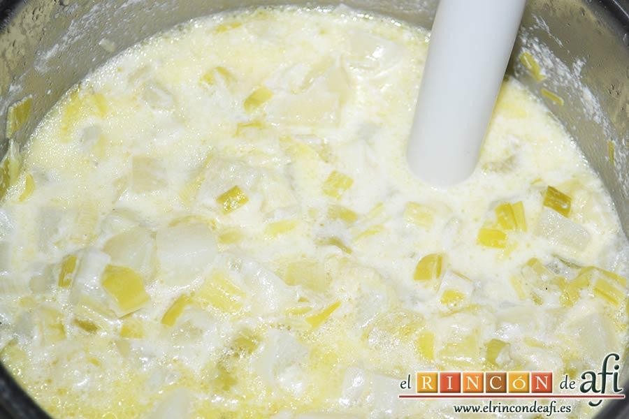 Crema de puerros y apio con crujiente de jamón, triturarlo todo