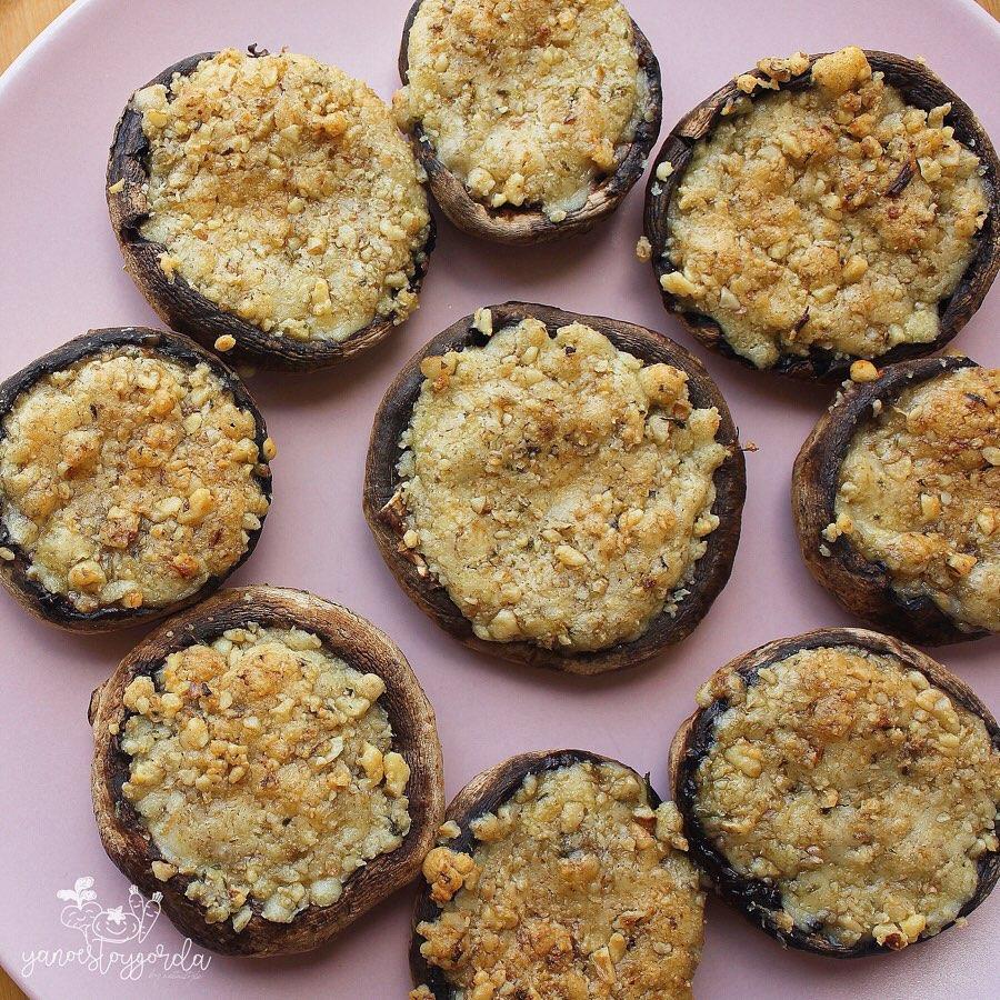 CHAMPIÑONES RELLENOS DE QUESO Y NUECES