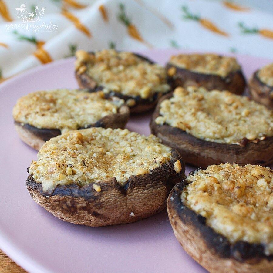 CHAMPIÑONES RELLENOS DE QUESO Y NUECES