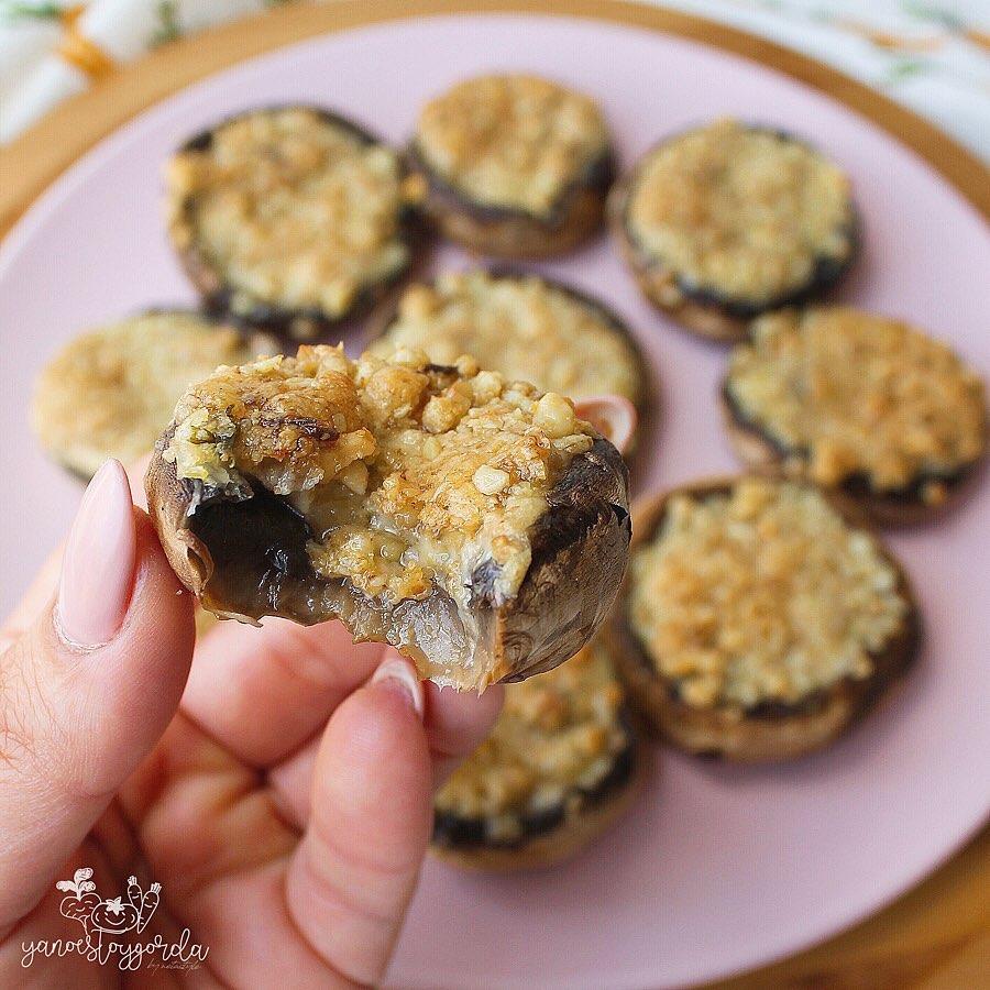 CHAMPIÑONES RELLENOS DE QUESO Y NUECES