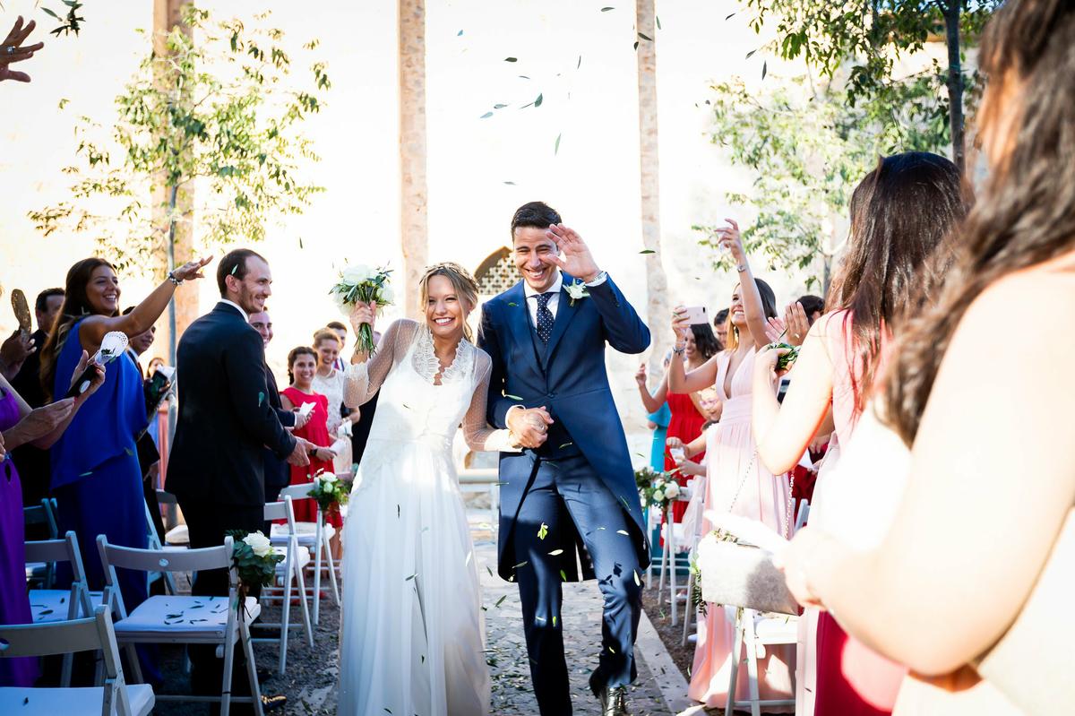Bea y Javi emocionados en su boda