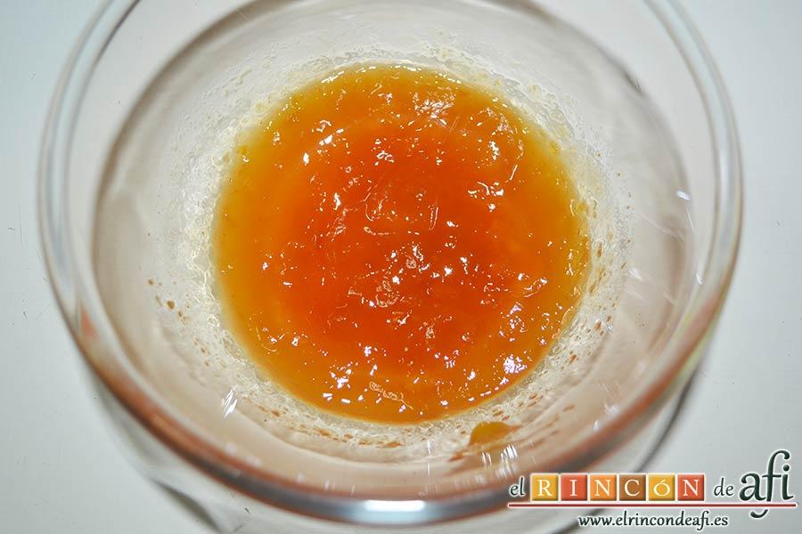 Tarta de pera y crema frangipane, calentar la mermelada y añadir el resto del licor