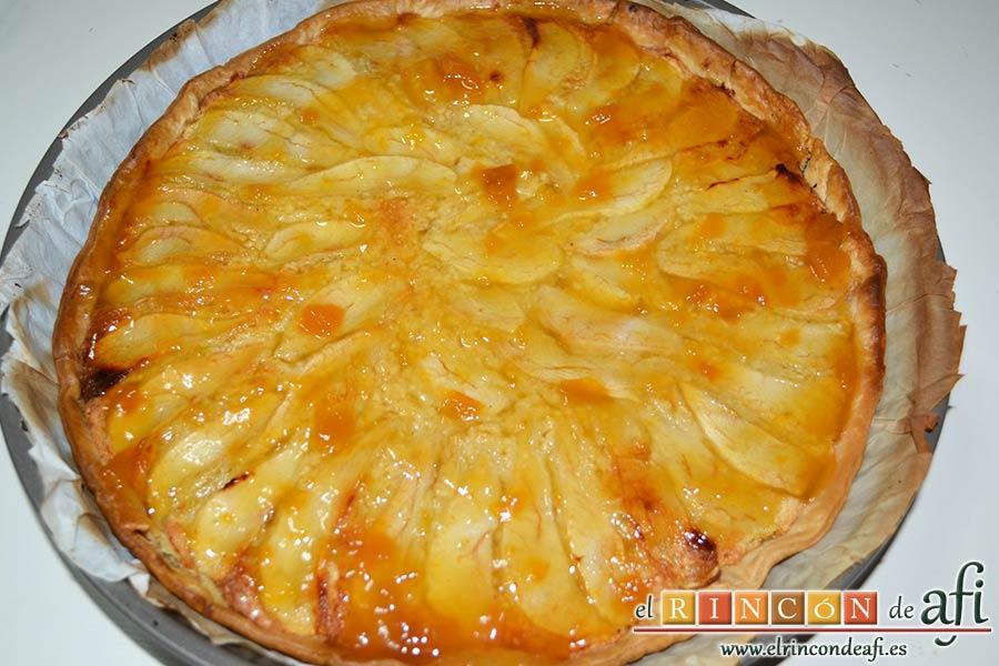 Tarta de pera y crema frangipane, pintar con la mermelada