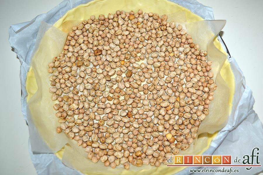 Tarta de pera y crema frangipane, ponerle encima unos garbanzos para hornear