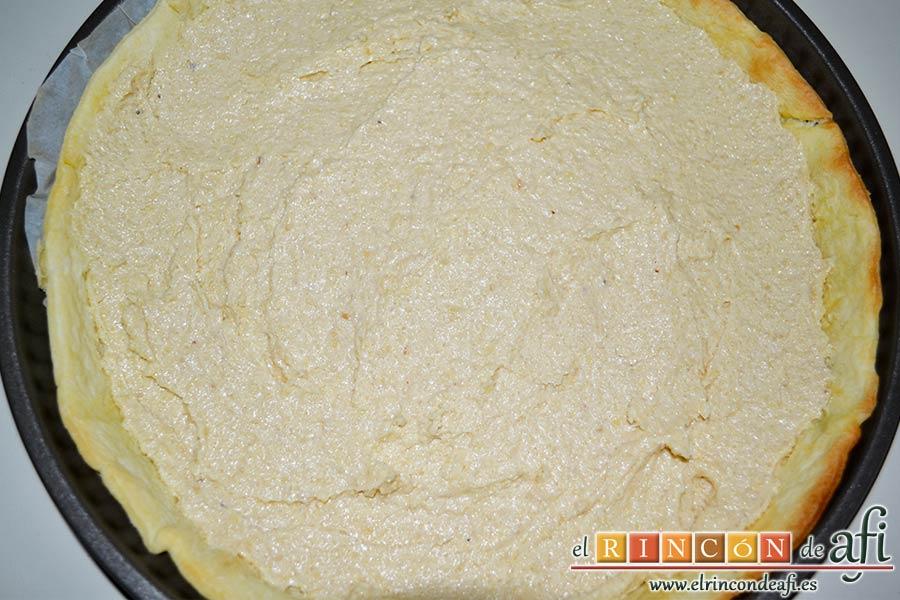 Tarta de pera y crema frangipane, sacar la masa del horno y verter encima la crema frangipane