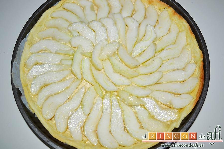 Tarta de pera y crema frangipane, laminar las peras y colocarlas sobre la crema de forma decorativa