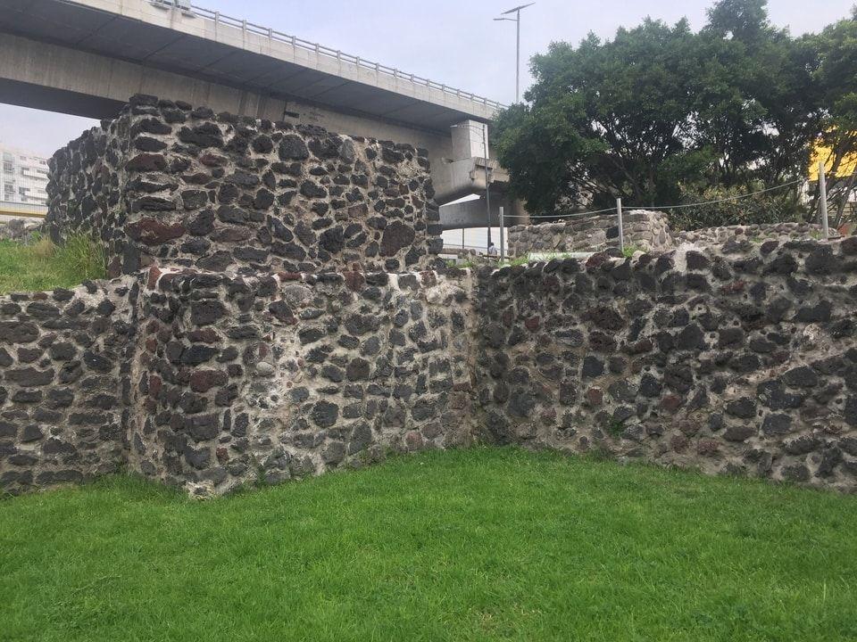 El periférico y la zona arqueológica de Mixcoac
