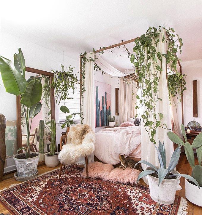 Como conseguir el dormitorio Boho Chic perfecto. Las plantas son imprescindibles en una habitación Boho