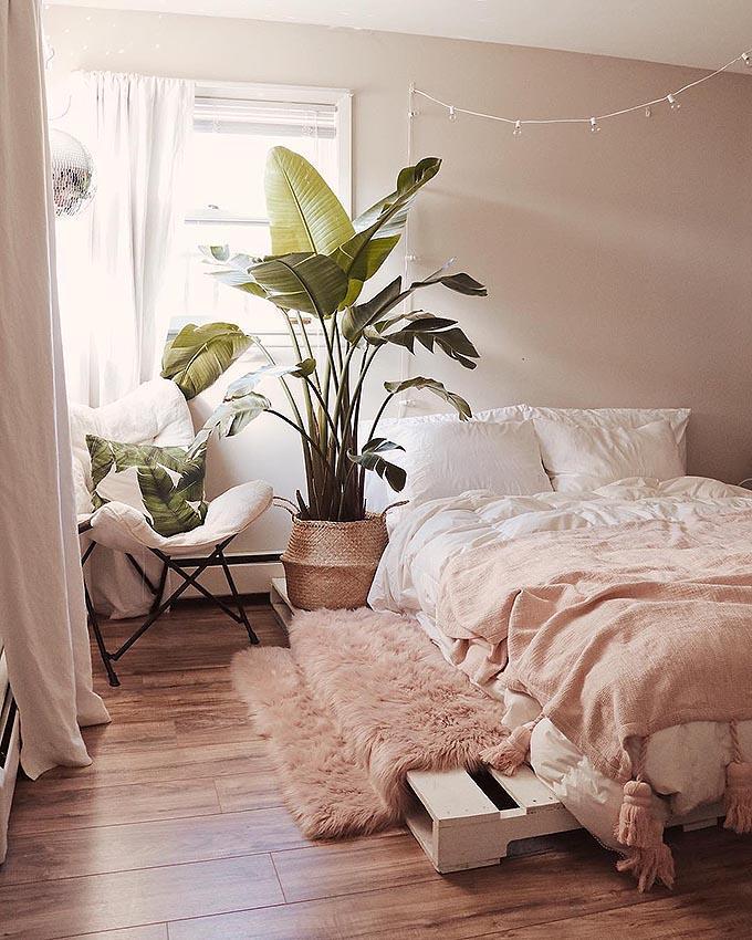 Como conseguir el dormitorio Boho Chic perfecto. Las plantas son fundamentales en una habitación Boho