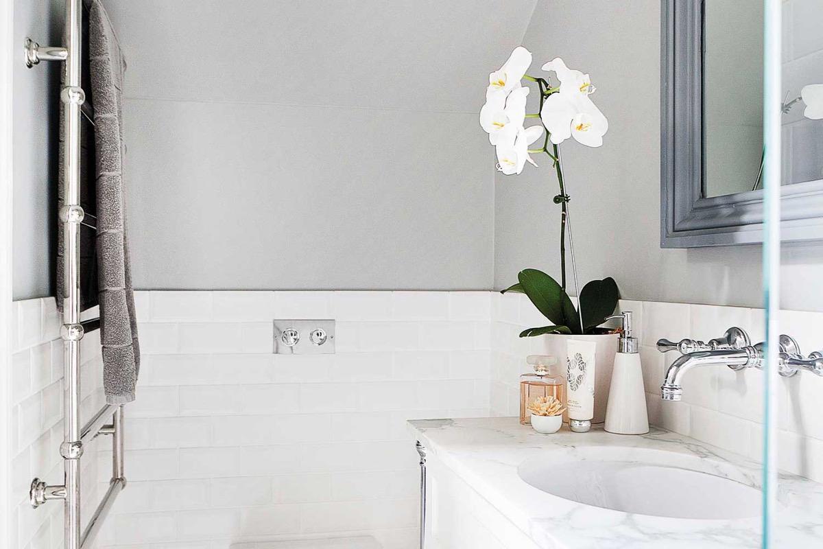 decoracion del bano con orquideas