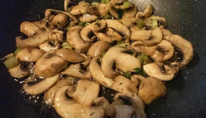 Limpiar champiñones laminados