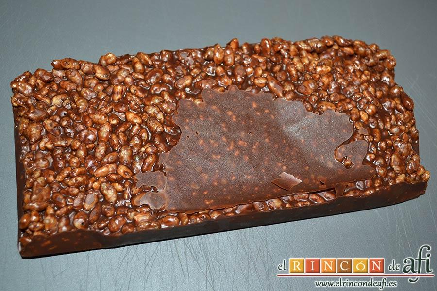 Turrón de chocolate con arroz inflado, sacar de la nevera