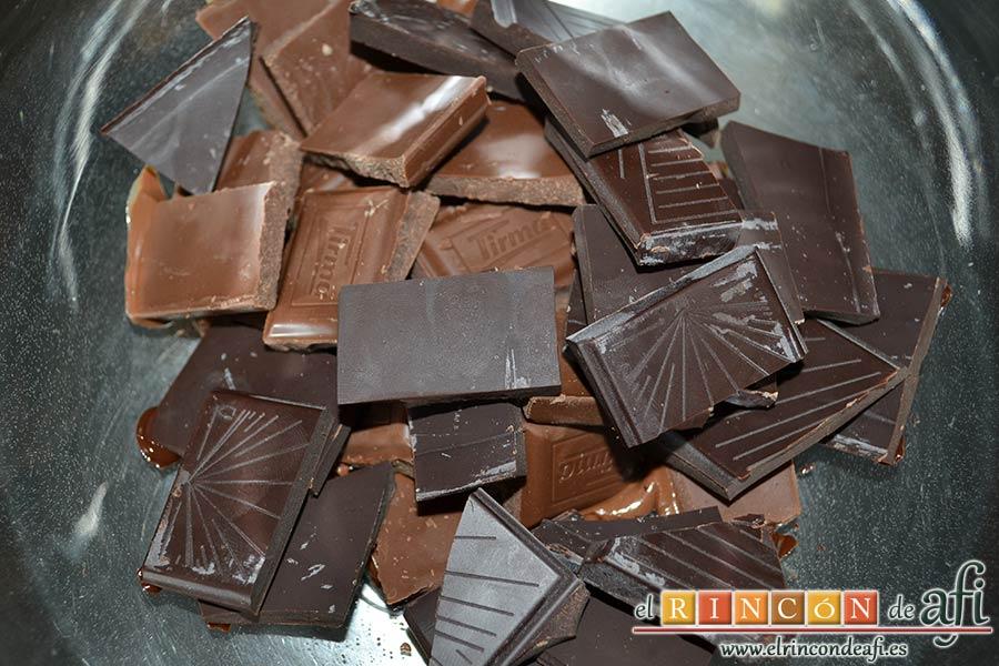Turrón de chocolate con arroz inflado, trocear el chocolate y ponerlo en un molde