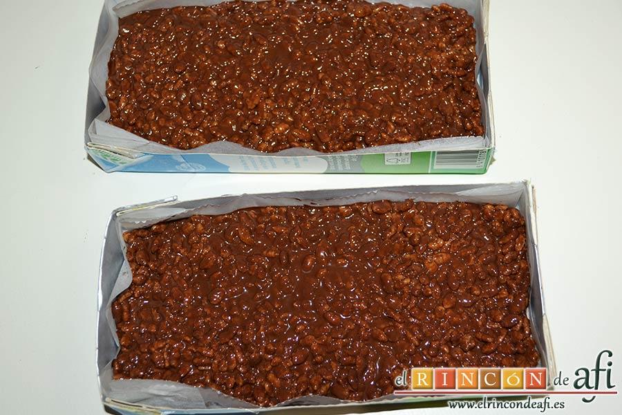 Turrón de chocolate con arroz inflado, extenderlo para que quede la superficie bien lisa