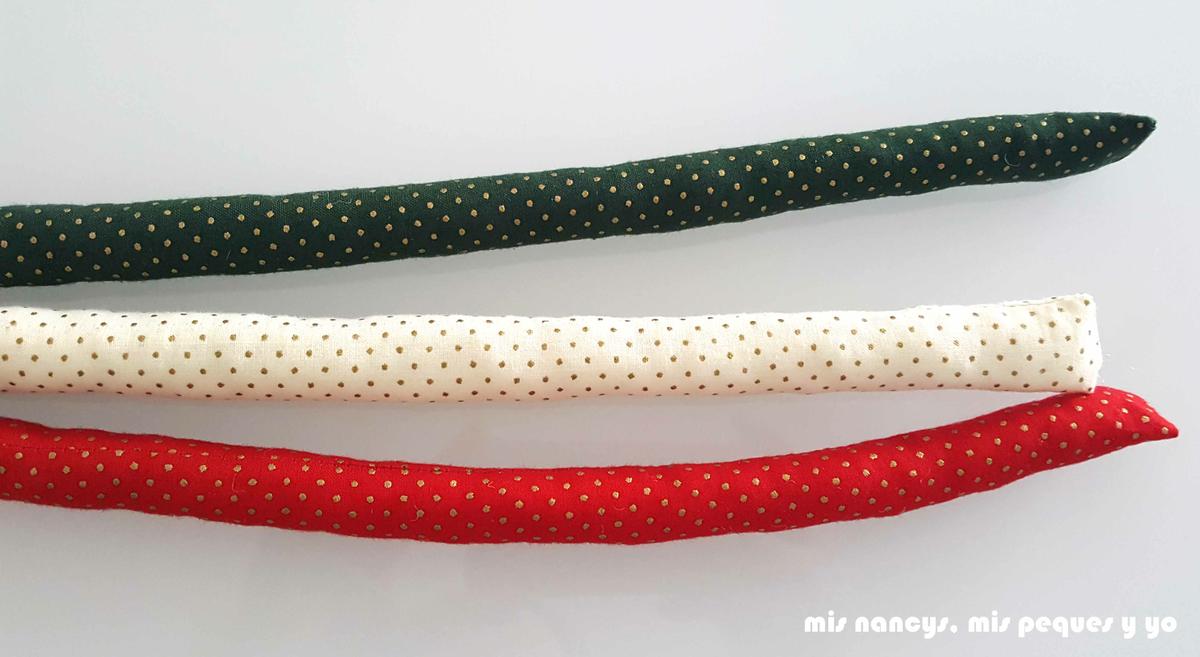 mis nancys, mis peques y yo, tutorial corona de navidad trenzada, coser el extremo de las tiras de tela rellenas