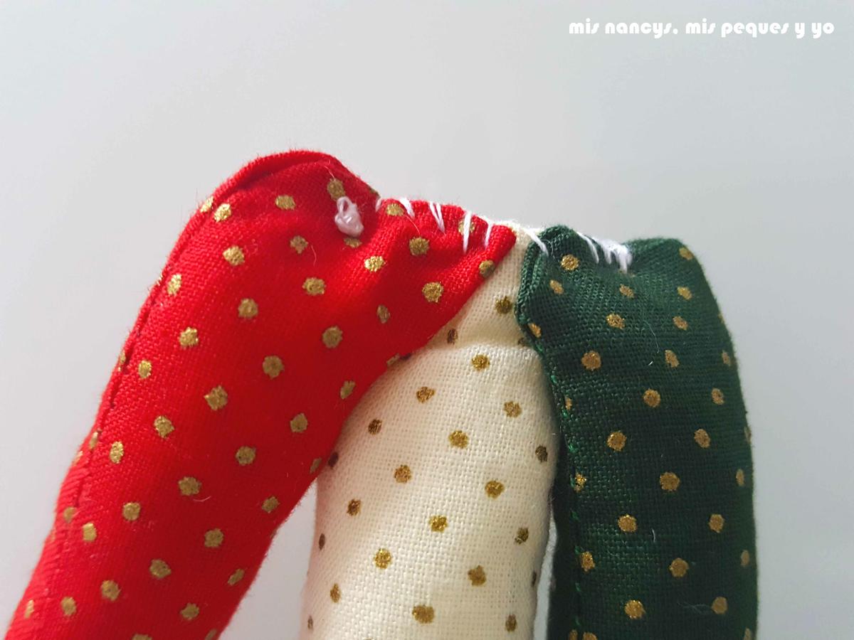 mis nancys, mis peques y yo, tutorial corona de navidad trenzada, colocar las tres tiras juntas y sujetarlas con unas puntadas