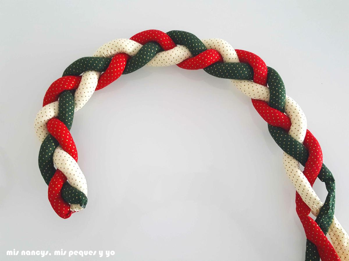 mis nancys, mis peques y yo, tutorial corona de navidad trenzada, hacer la trenza bien apretada