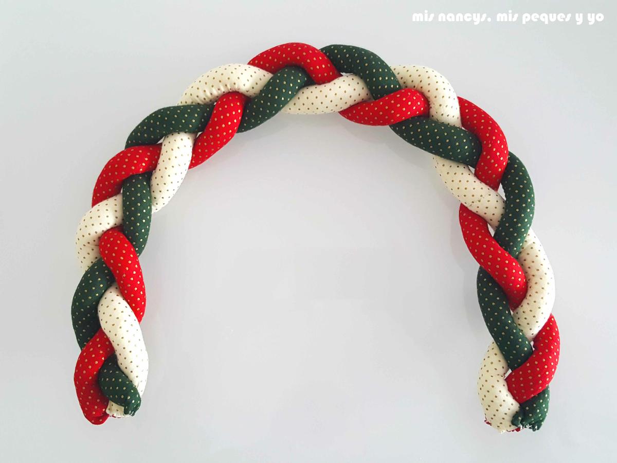 mis nancys, mis peques y yo, tutorial corona de navidad trenzada, al acabar la trenza sujetarla con unas puntadas