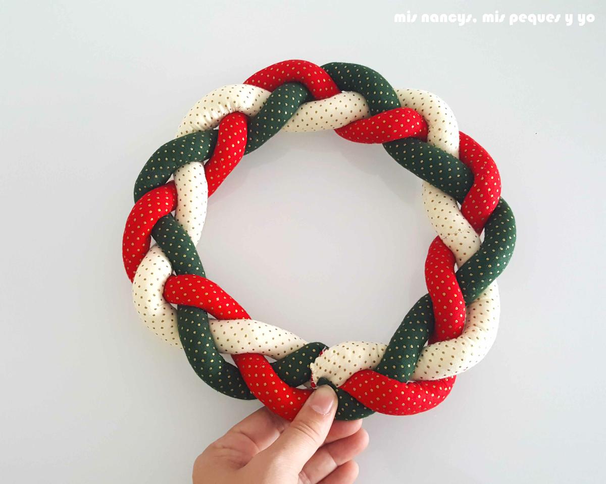 mis nancys, mis peques y yo, tutorial corona de navidad trenzada, darle forma circular a la trenza