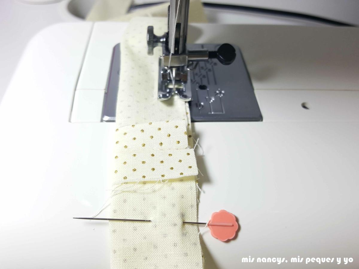 mis nancys, mis peques y yo, tutorial corona de navidad trenzada, doblar y coser tiras de tela a lo largo, cuidado con la costura abierta