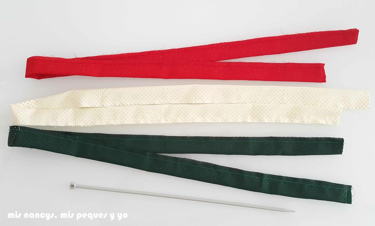 mis nancys, mis peques y yo, tutorial corona de navidad trenzada, tres tiras cosidas por la parte del reves