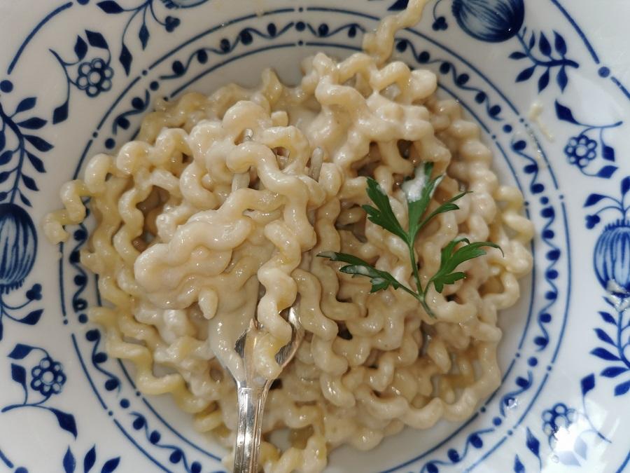 Fussili con salsa Alfredo vegana