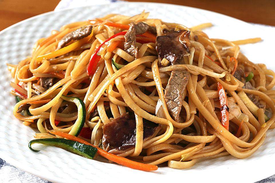 Espaguetis estilo chino. Receta fácil y rápida
