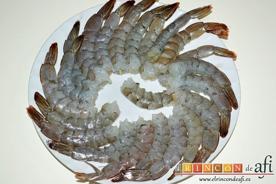 Langostinos rebozados con coco, pelar los langostinos retirándoles la cabeza y los intestinos pero dejándoles la cabeza