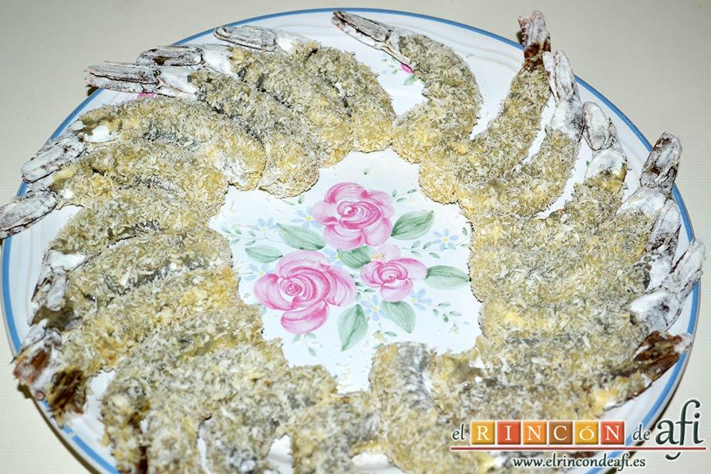 Langostinos rebozados con coco, reservarlos en un plato