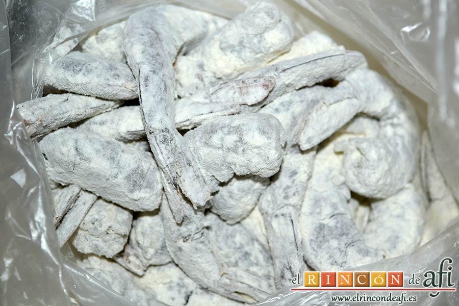 Langostinos rebozados con coco, cerrar la bolsa y sacudirla bien