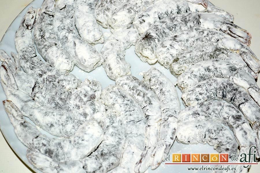 Langostinos rebozados con coco, volver a colocar los langostinos rebozados en un plato