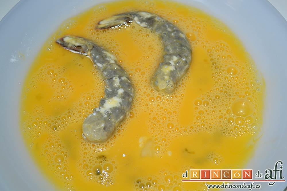 Langostinos rebozados con coco, pasarlos por huevo batido