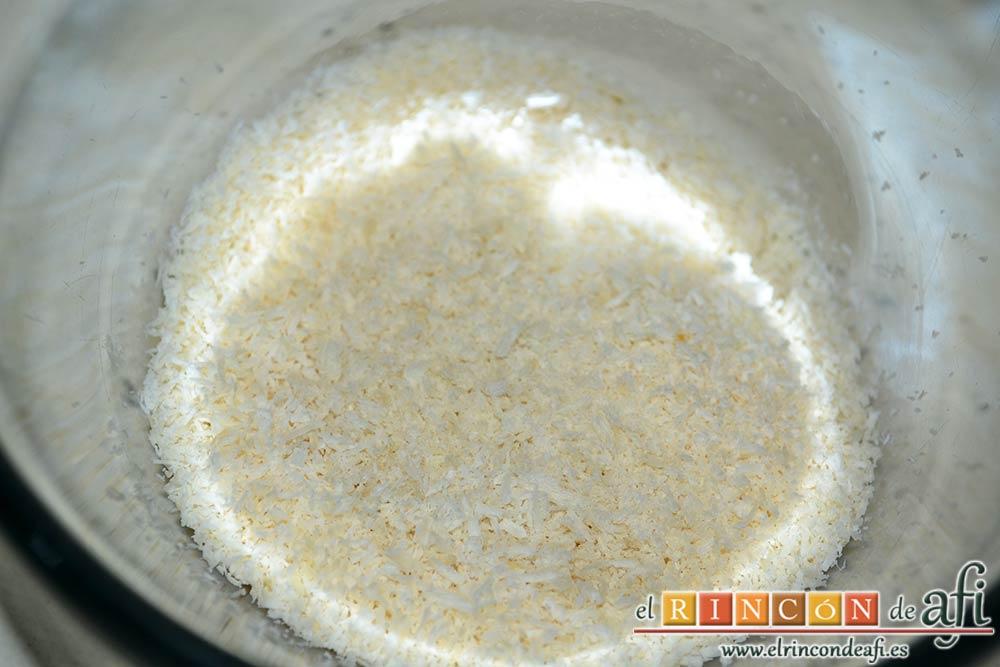 Langostinos rebozados con coco, añadir el panko