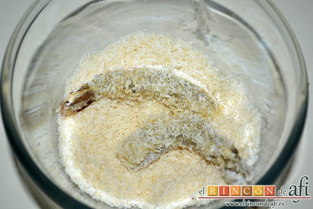 Langostinos rebozados con coco, pasar los langostinos por la mezcla de panko y coco